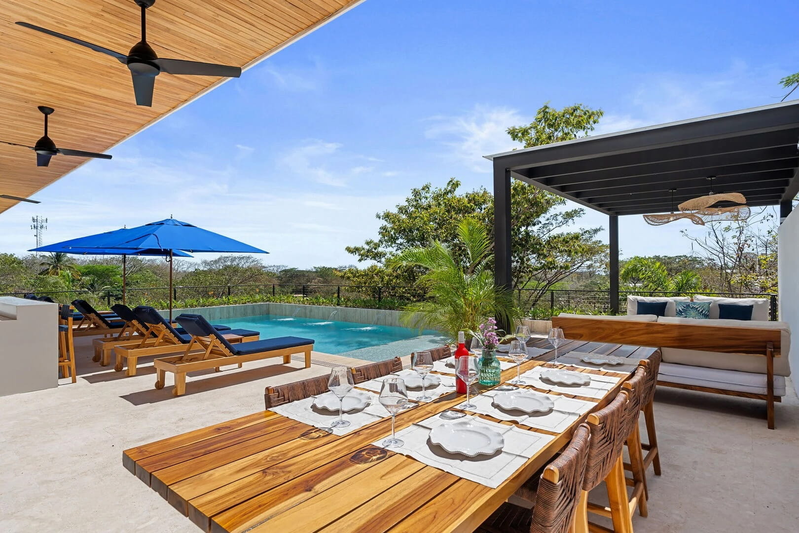 Hacienda Vista Grande poolside dining